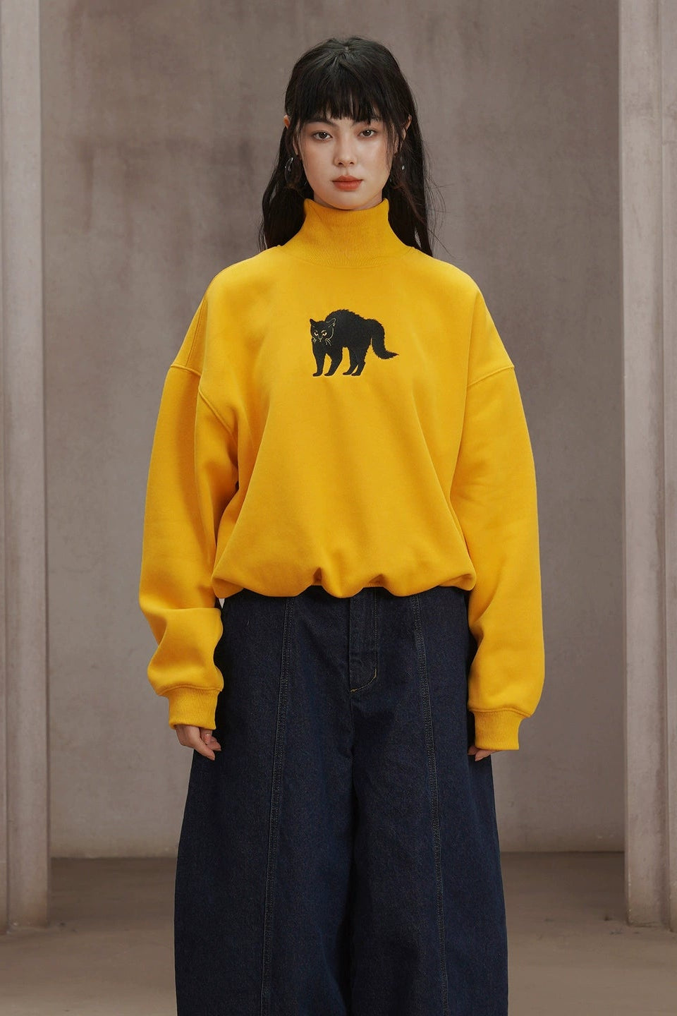 黑貓刺繡黃色高領衛衣 B4449
