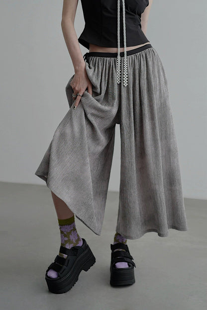 Cropped pants with dense wrinkles B4042