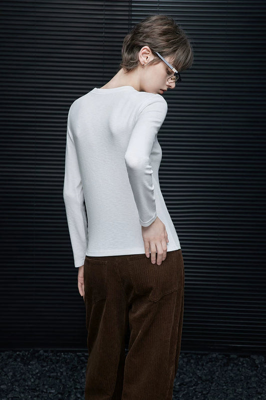 ホワイトシンプル長袖Ｔシャツ　B4575