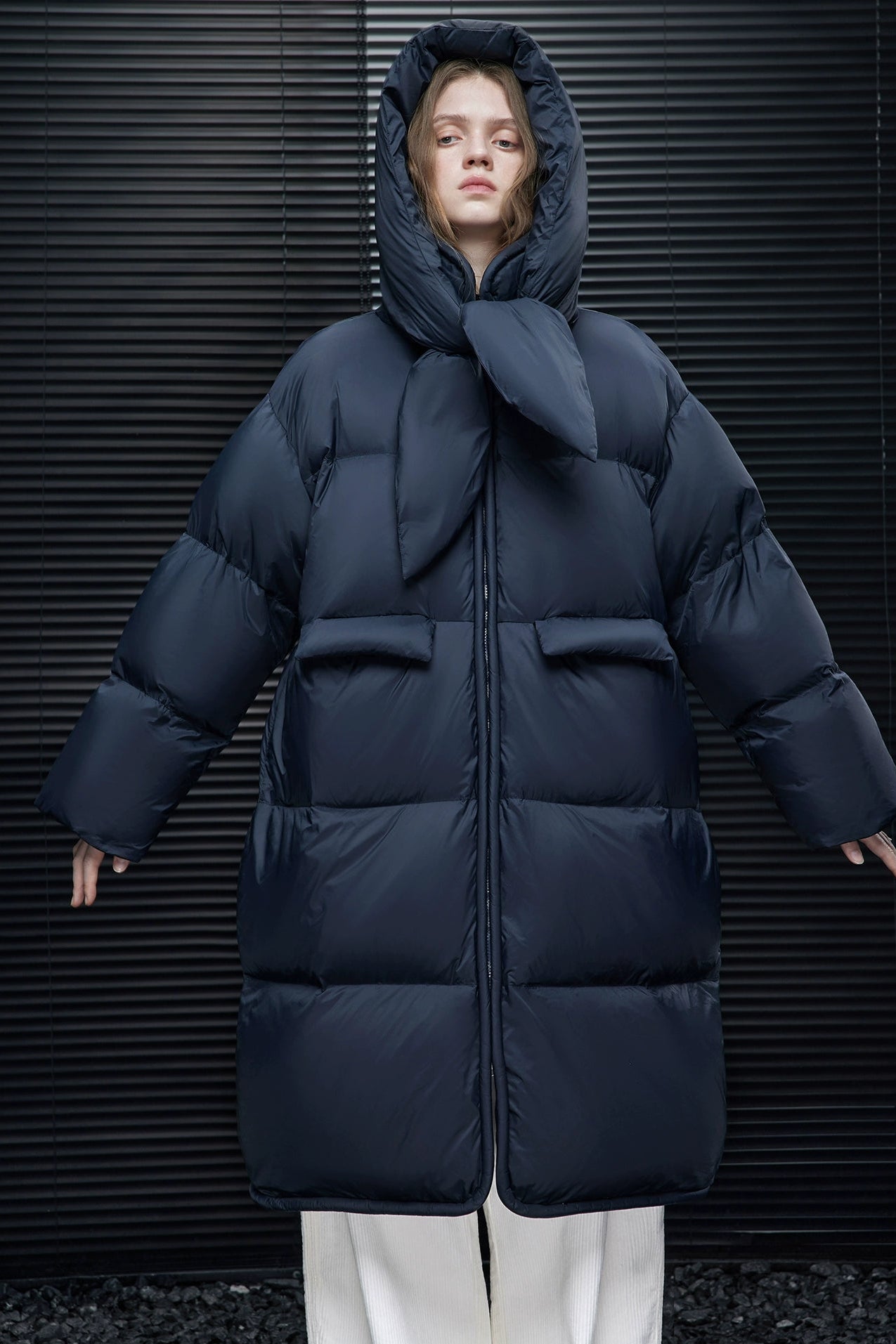 ネイビーブルーミドル丈フード付きダウンコート　B4554