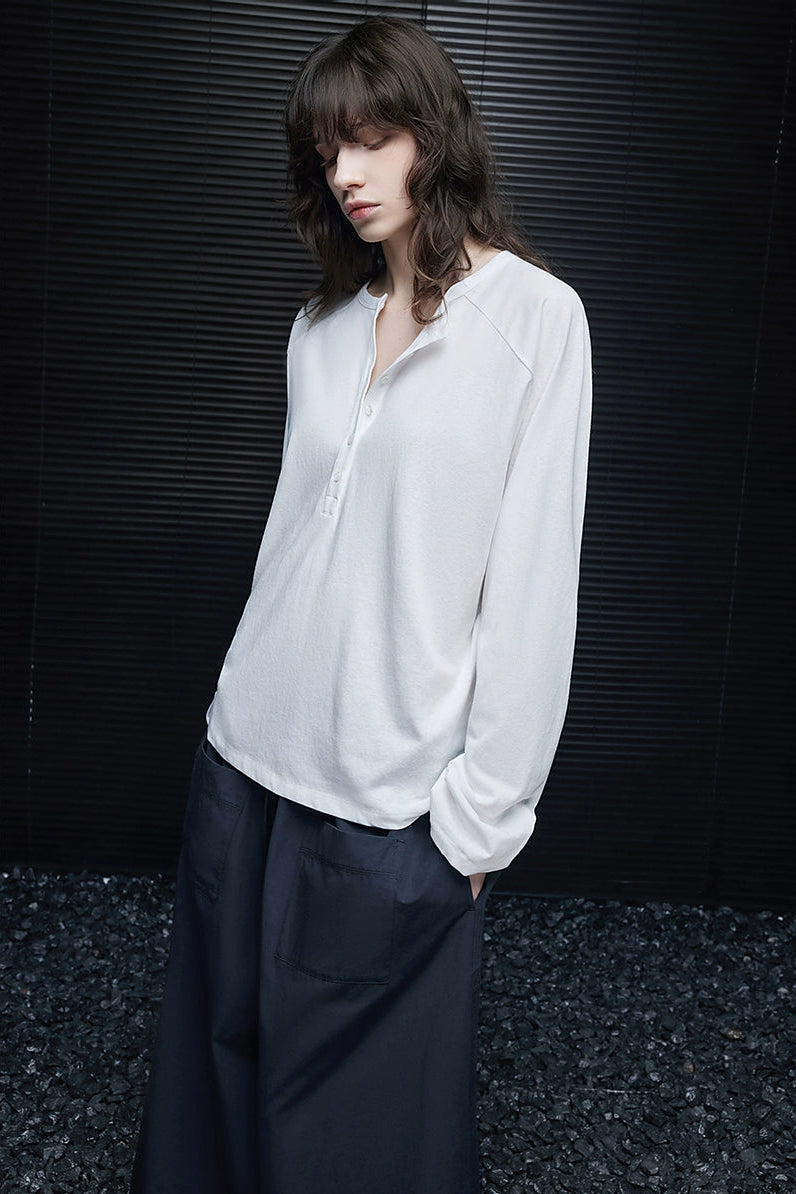 ホワイトヘンリーネックレイジー長袖Ｔシャツ　B4241