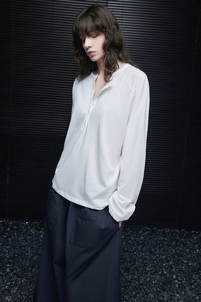 ホワイトヘンリーネックレイジー長袖Ｔシャツ　B4241