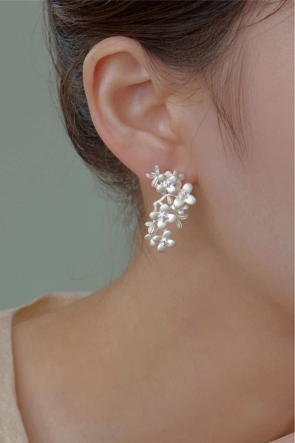 S925バーントホワイトフローラルピアス　B4514