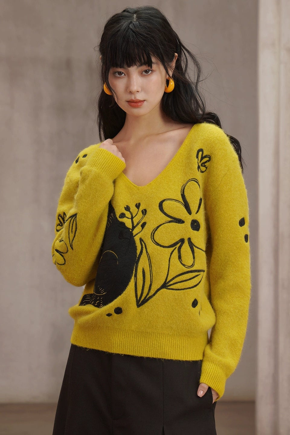 黒猫刺繍イエローラビットファー混セーター　B4451