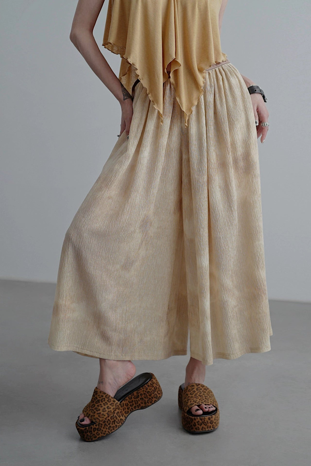 Cropped pants with dense wrinkles B4042