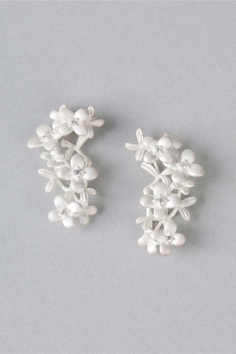 S925バーントホワイトフローラルピアス　B4514