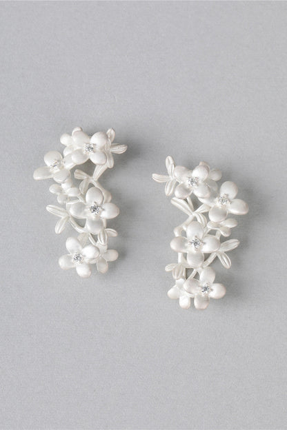 S925バーントホワイトフローラルピアス　B4514