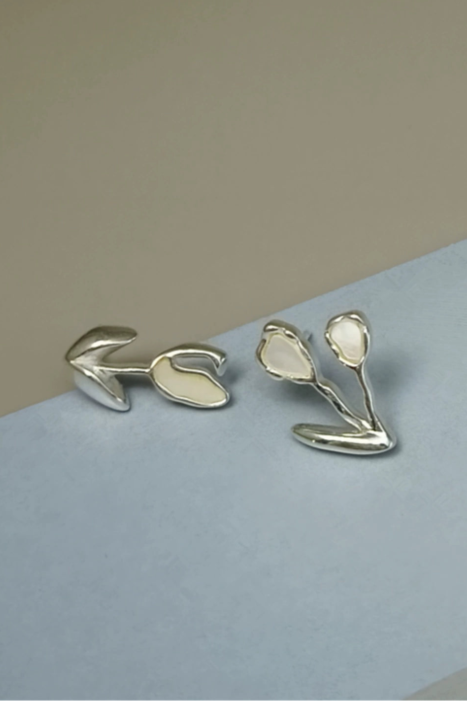 S925アシメトリーチューリップホワイトシェルスタッドピアス　B4200