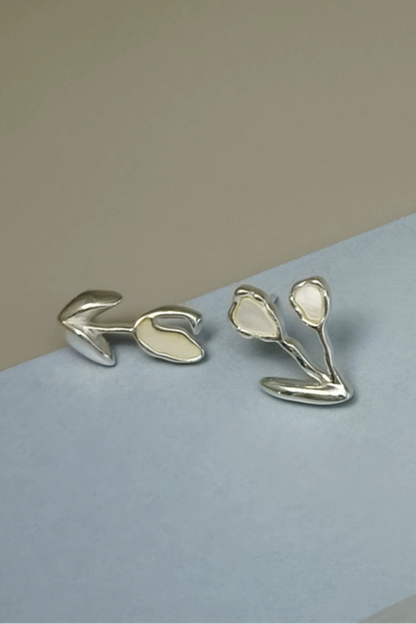 S925アシメトリーチューリップホワイトシェルスタッドピアス　B4200