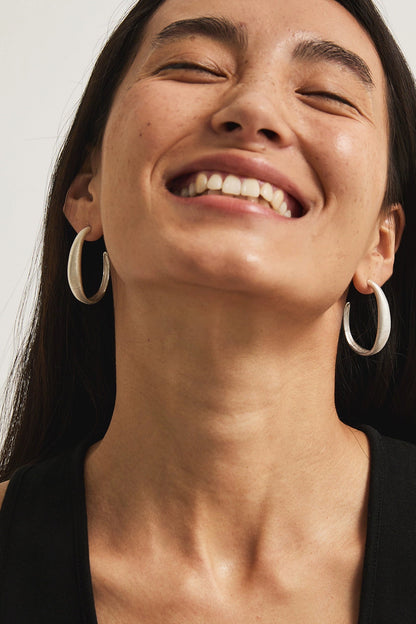 S925プレーンフープラージブラッシュドピアス　B4338