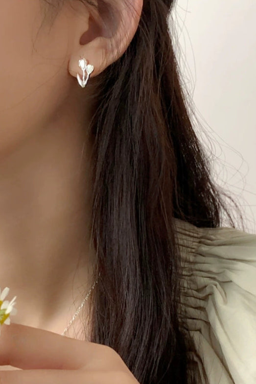 S925アシメトリーチューリップホワイトシェルスタッドピアス　B4200