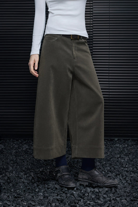 Olive green suede cropped pants B4540