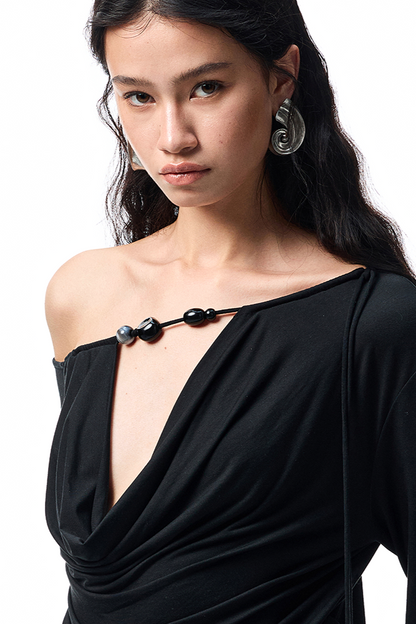 ビーズ付きスイングカラーオフショルダーVネックトップス　B3944