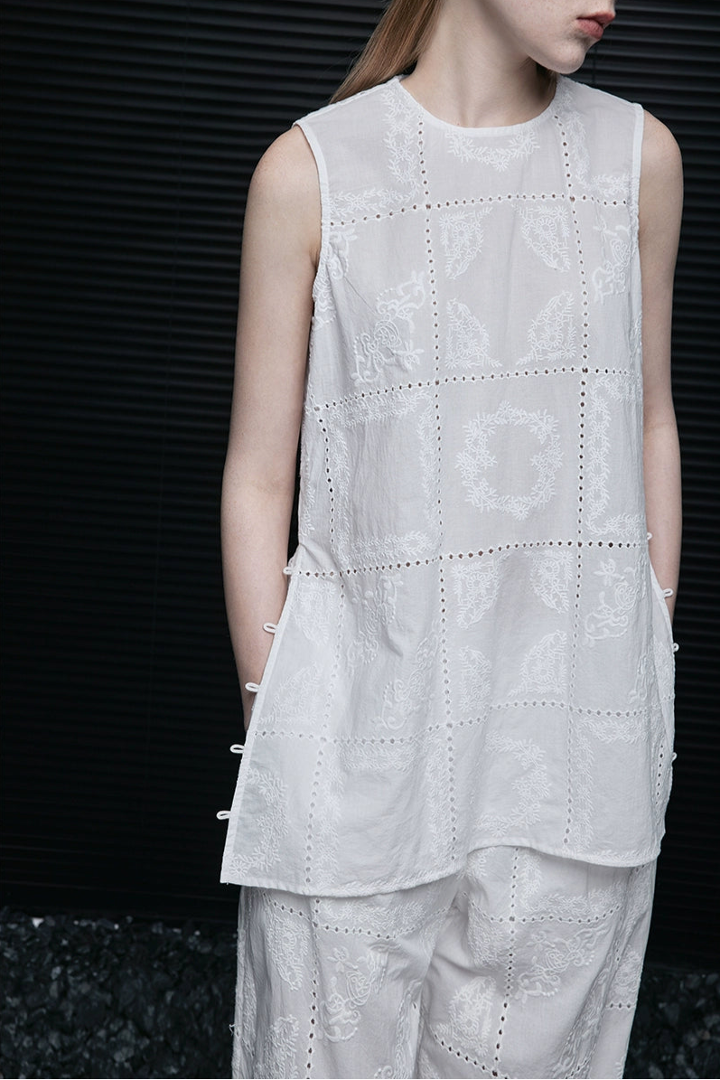 ホワイトコットンレースノースリーブルーズトップス　B4079