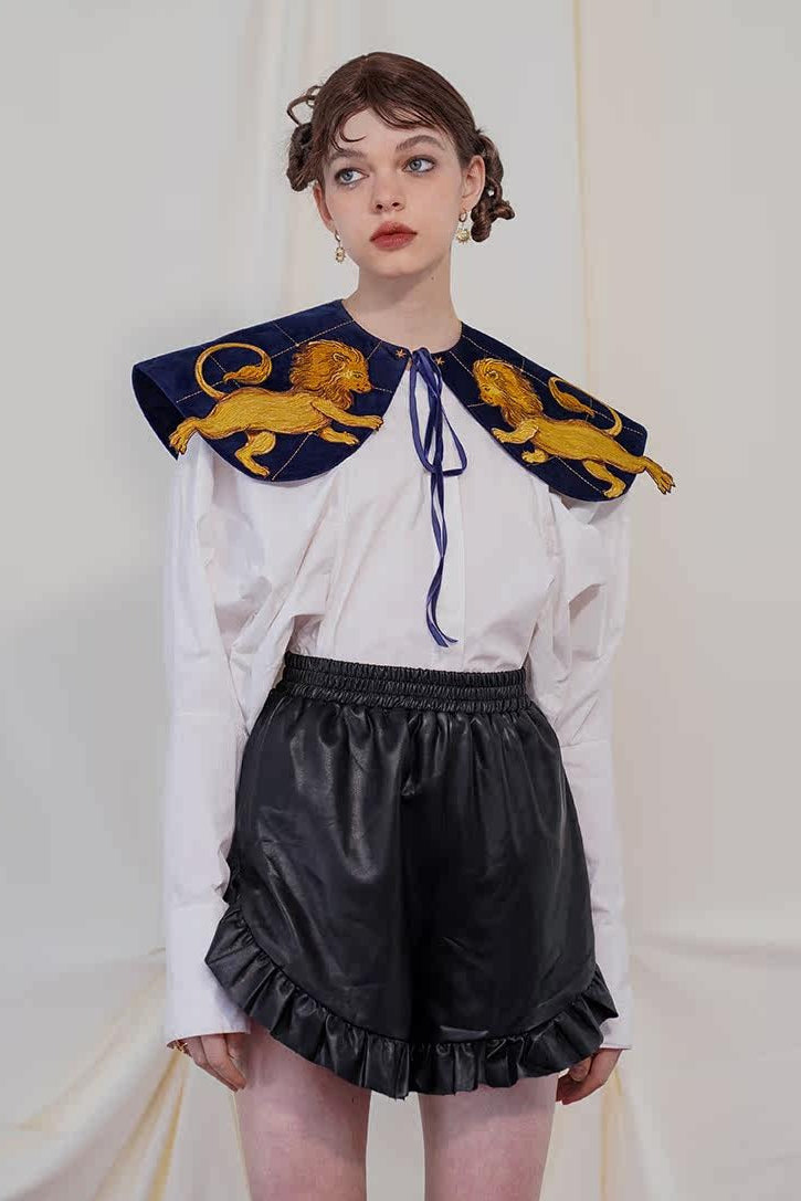 Venetian Guardian Leo Embroidered Faux Collar B4570