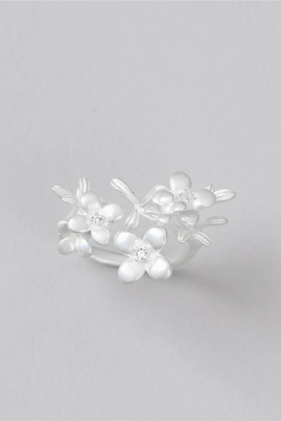 S925バーンホワイトフローラルオープンリング　B4562