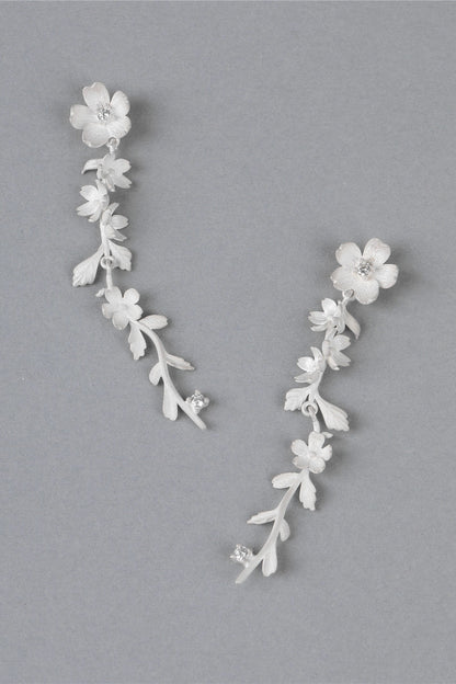 S925バーントホワイトウオーターフォールヴァインフラワーピアス　B4515