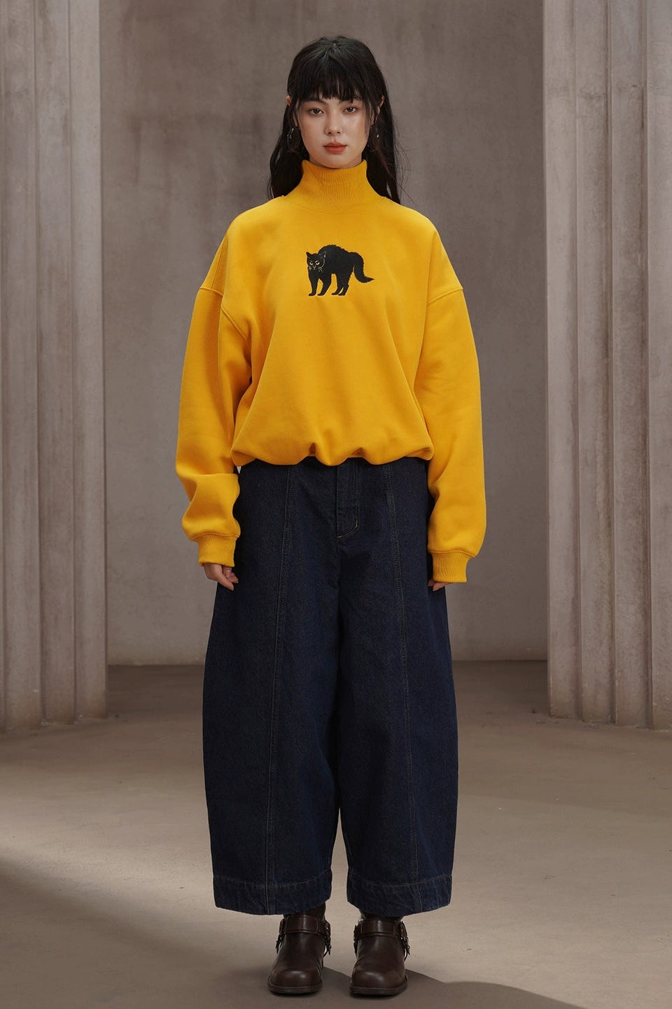 黑貓刺繡黃色高領衛衣 B4449