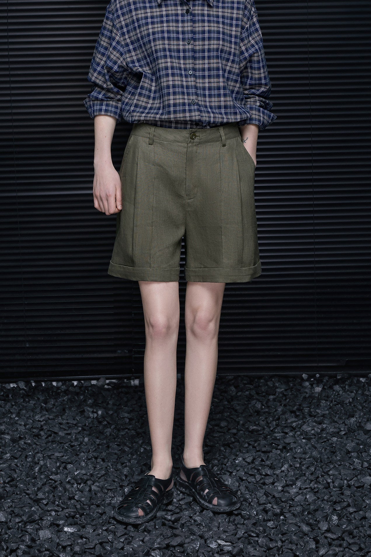 リネンオリーブグリーンショートパンツ　B4698