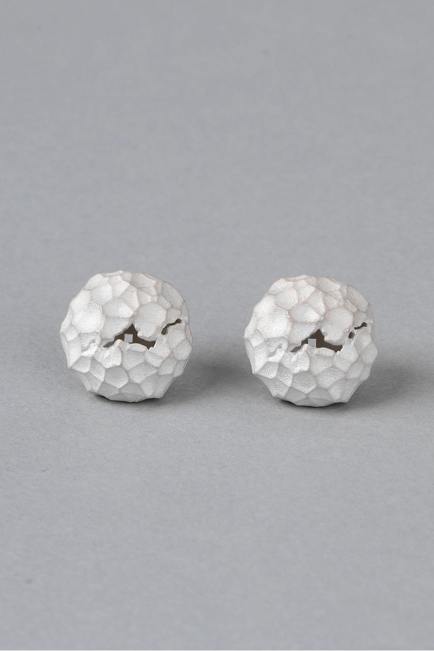 S925ハンマードスターロックピアス　B4513