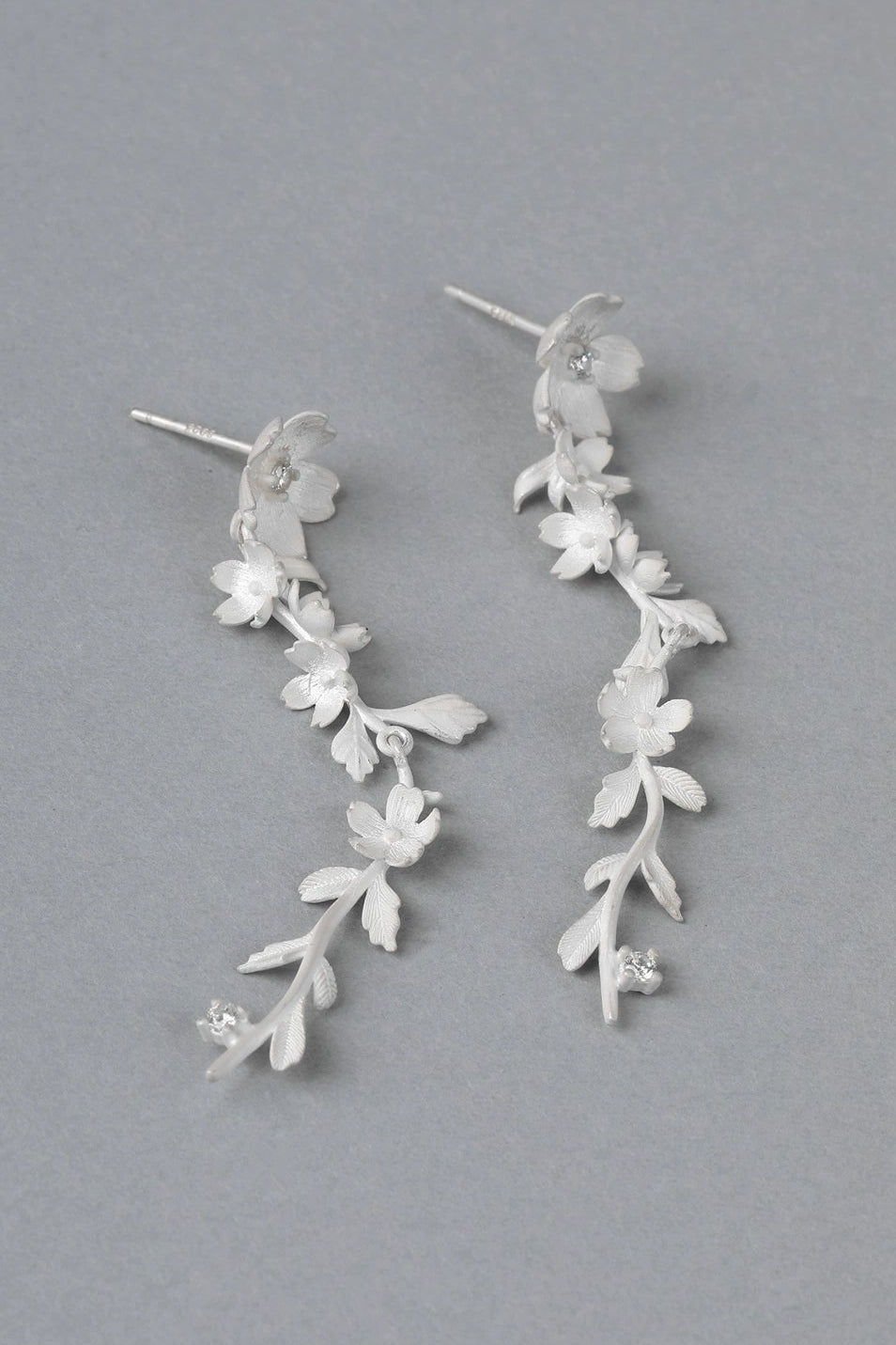 S925バーントホワイトウオーターフォールヴァインフラワーピアス　B4515