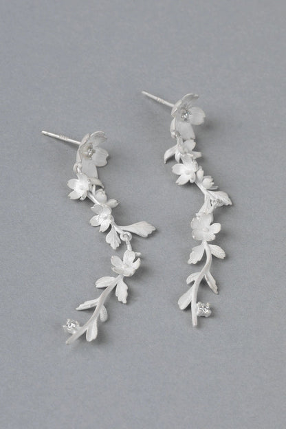 S925バーントホワイトウオーターフォールヴァインフラワーピアス　B4515