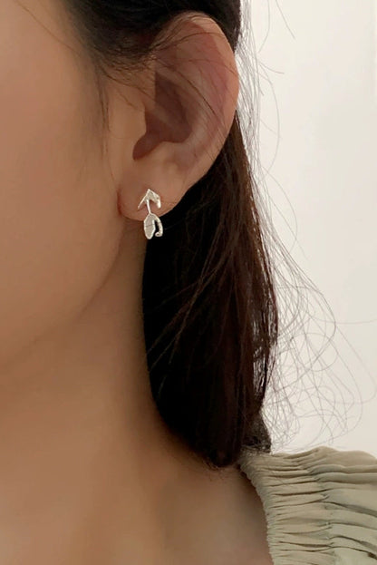 S925アシメトリーチューリップホワイトシェルスタッドピアス　B4200