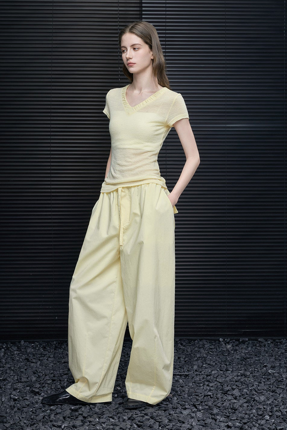 ライトイエローVネックスリムTシャツ　B4683