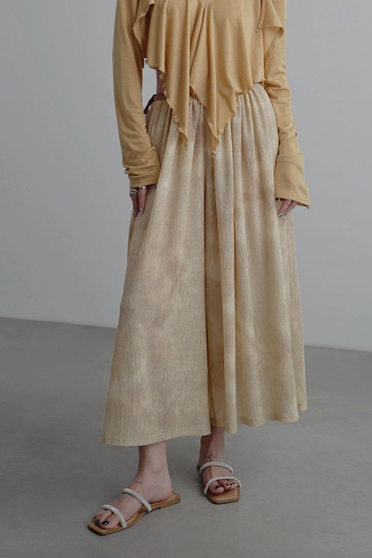 Cropped pants with dense wrinkles B4042