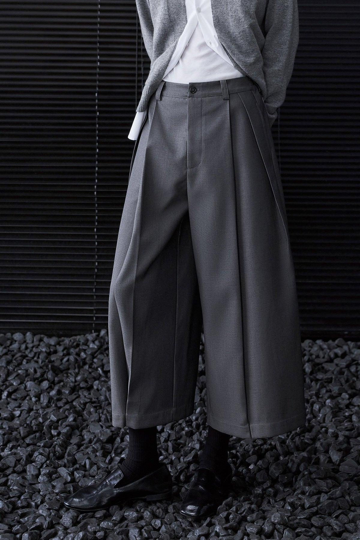 Dark Gray High-Waisted Pleated Wide-Leg Cropped Pants B5024