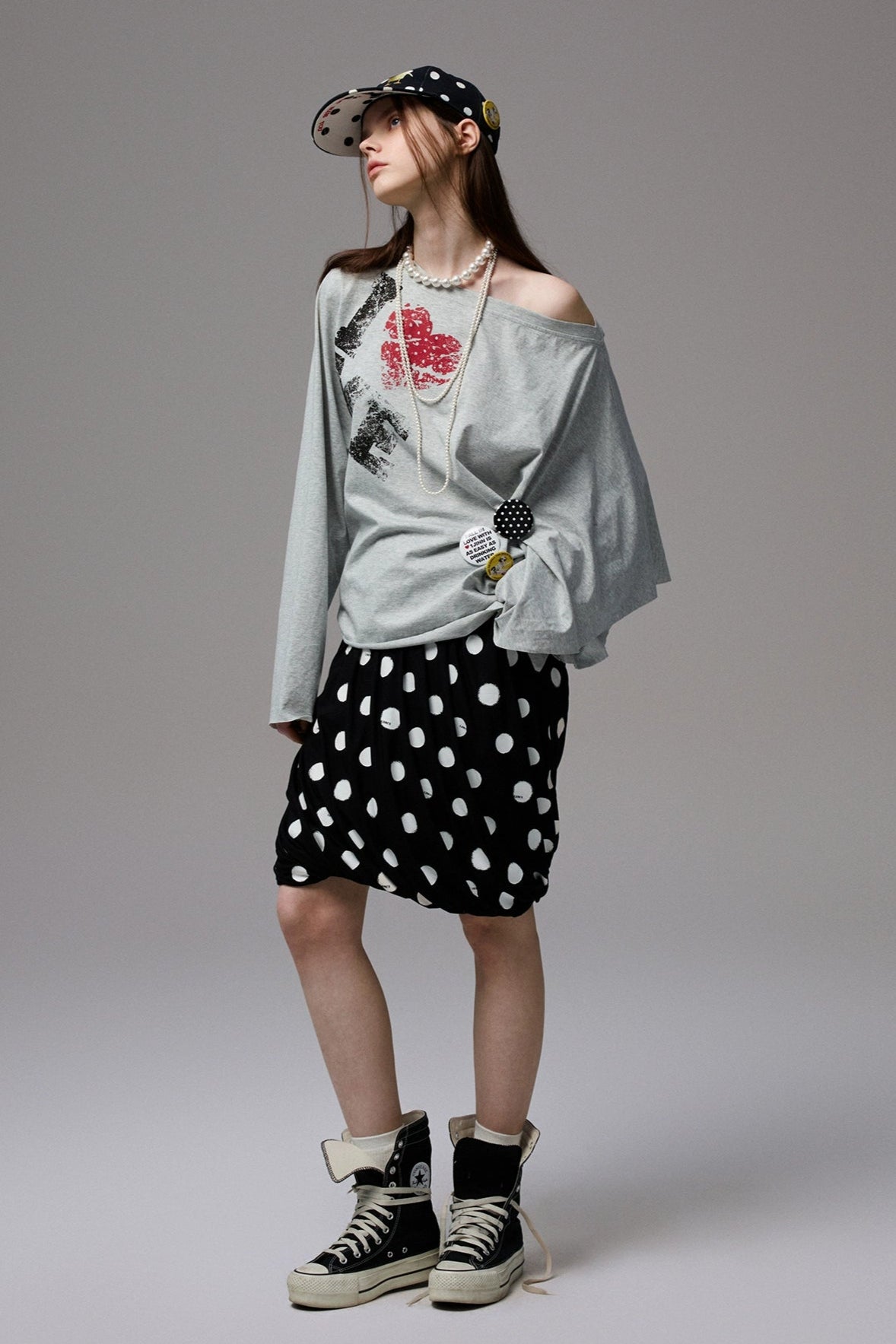 Badge printed asymmetrical off-shoulder top B4325