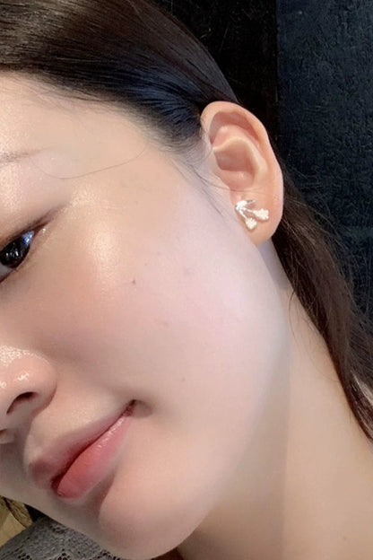 S925アシメトリーチューリップホワイトシェルスタッドピアス　B4200