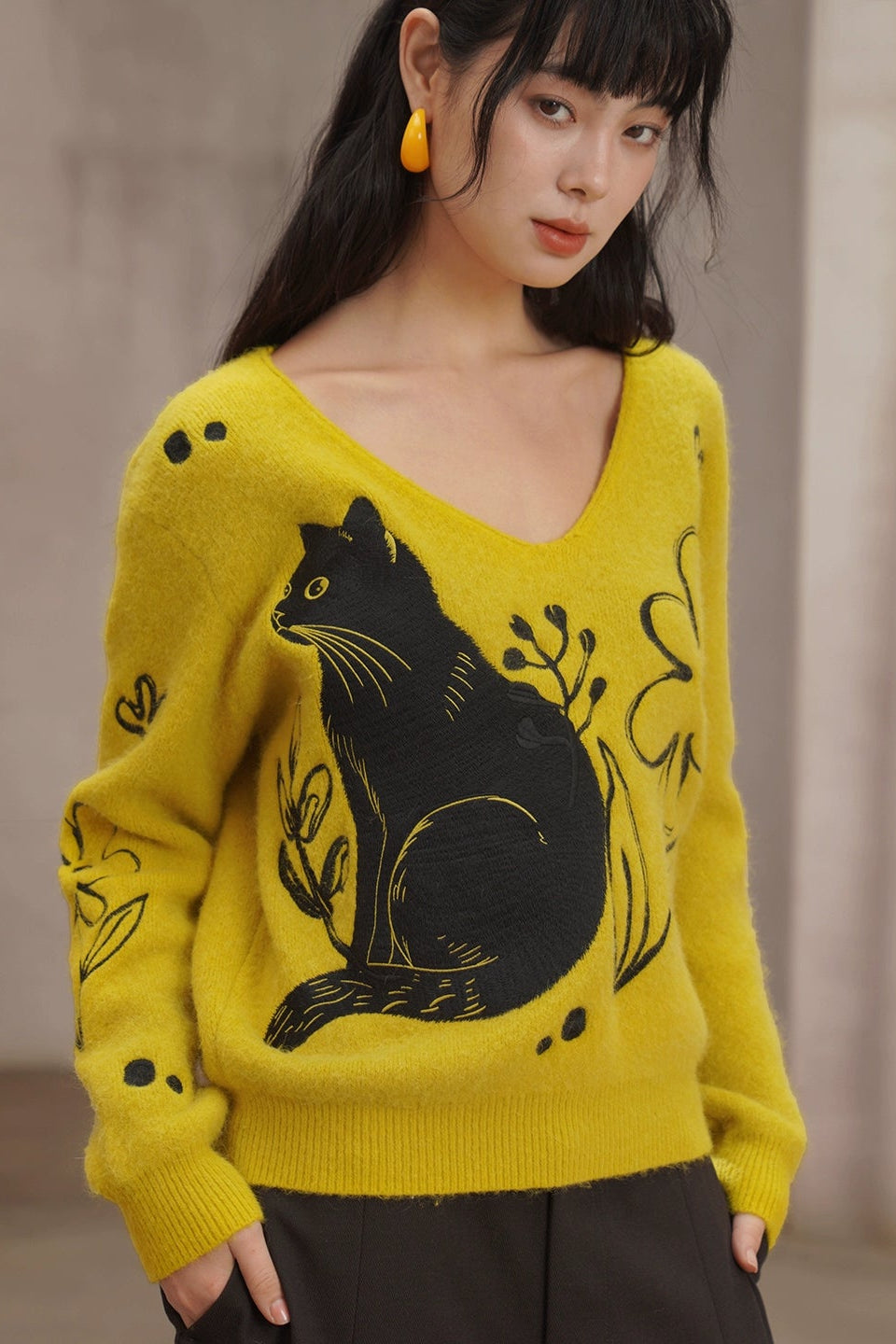 黒猫刺繍イエローラビットファー混セーター　B4451