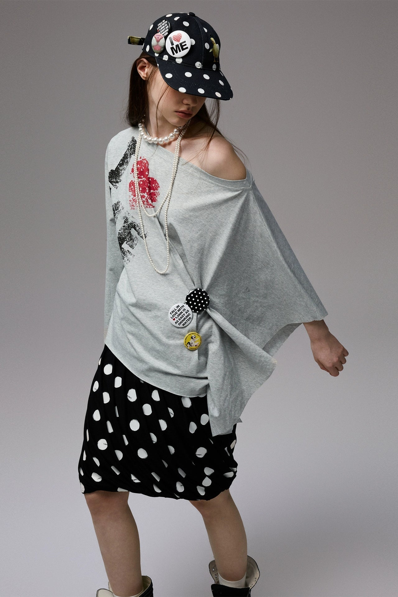 Badge printed asymmetrical off-shoulder top B4325