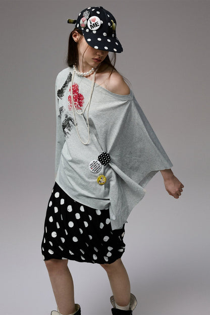 Badge printed asymmetrical off-shoulder top B4325