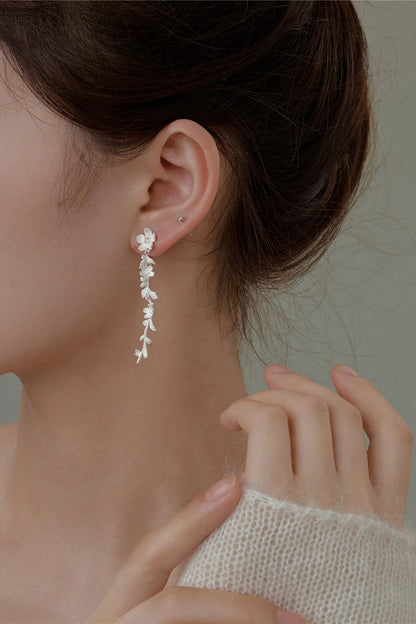 S925バーントホワイトウオーターフォールヴァインフラワーピアス　B4515