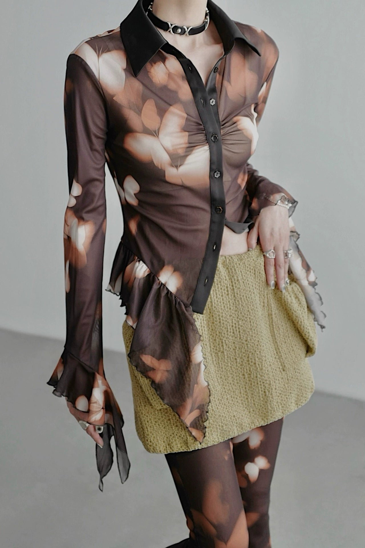 蝴蝶印花腰部荷葉邊襯衫 B4257