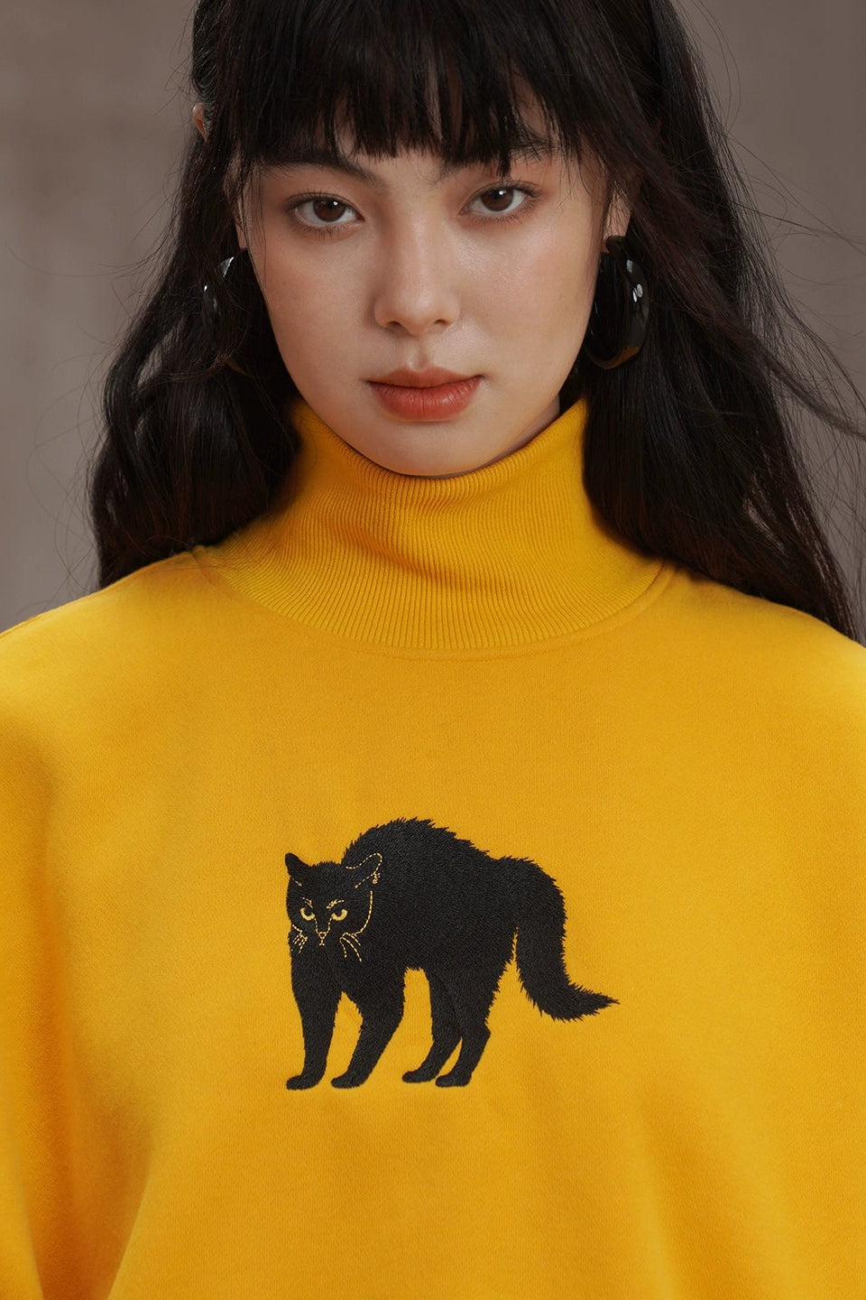 黑貓刺繡黃色高領衛衣 B4449