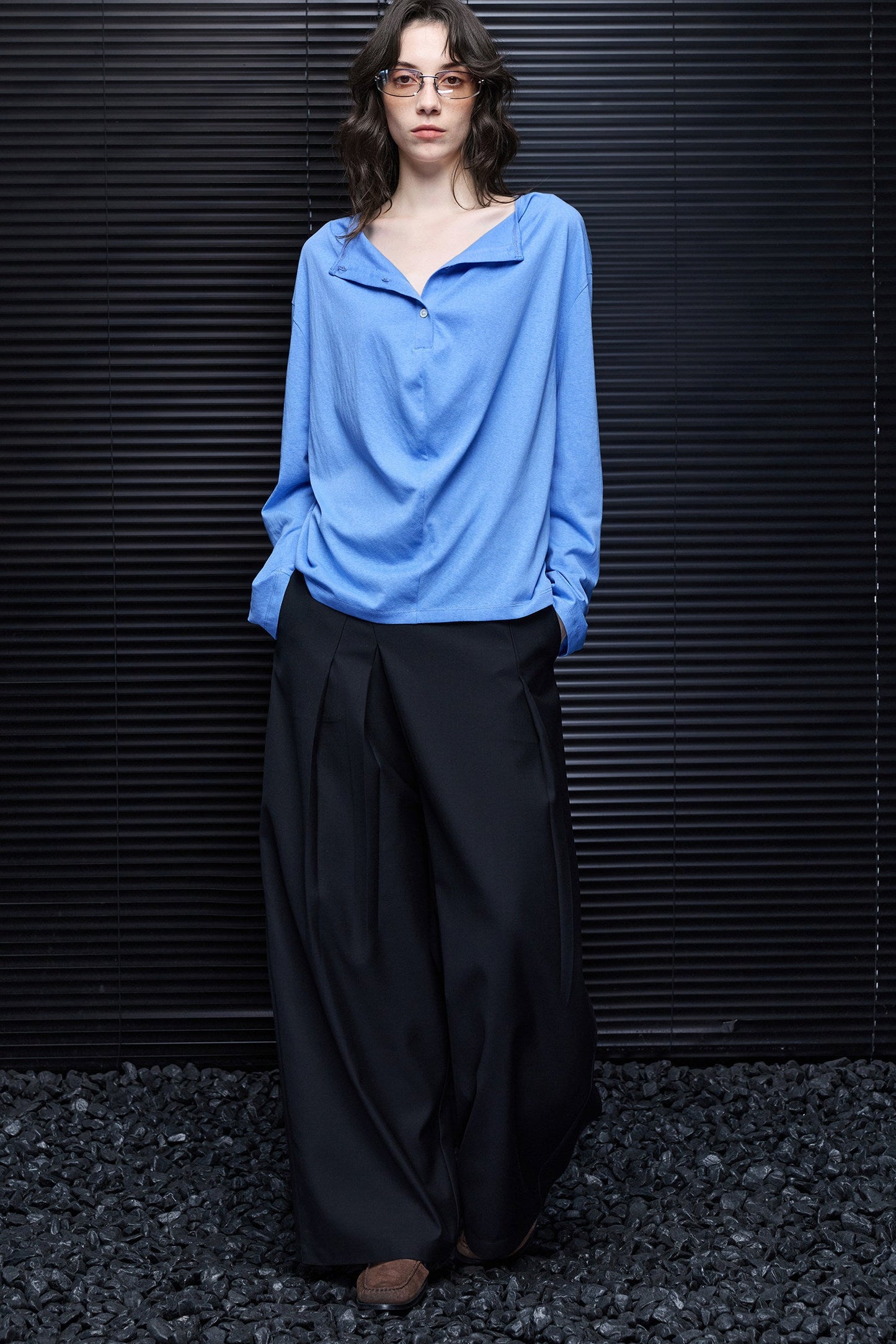 ブルー ヘンリーネックドロップショルダー長袖Tシャツ　B4935