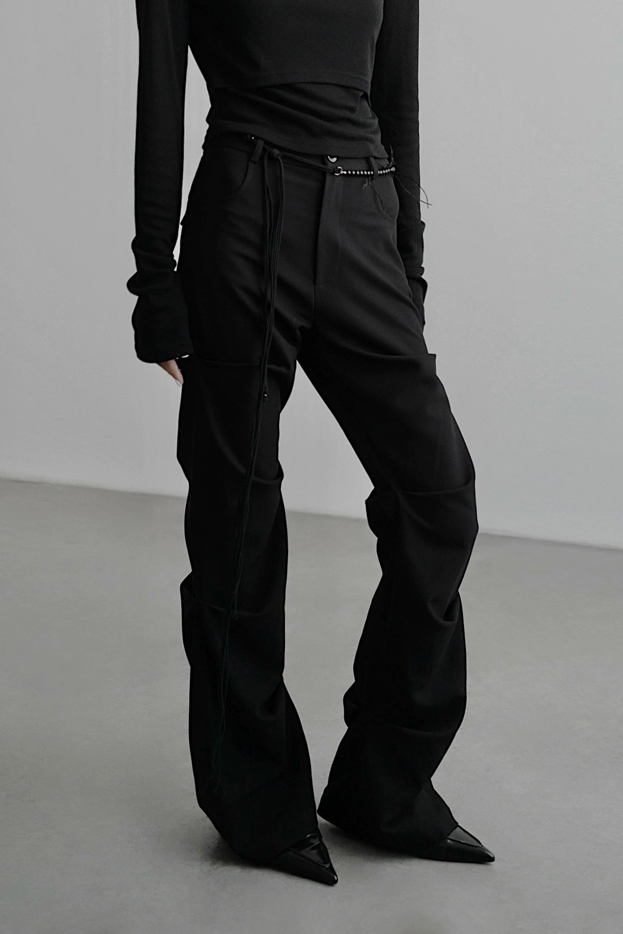 Pleated tapered pants B4349