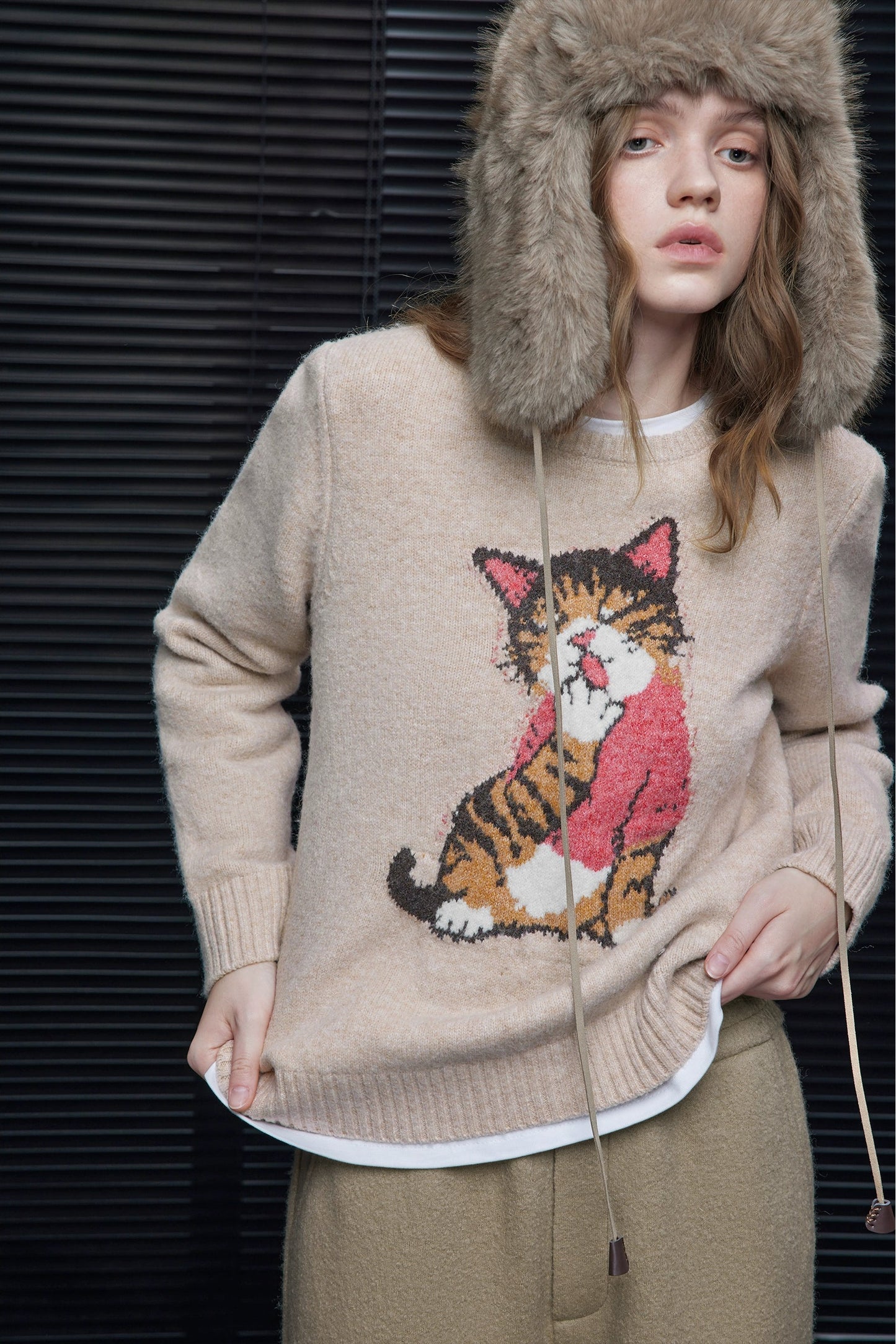 米色貓咪提花毛衣 B4547
