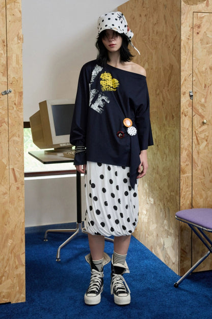 Badge printed asymmetrical off-shoulder top B4325