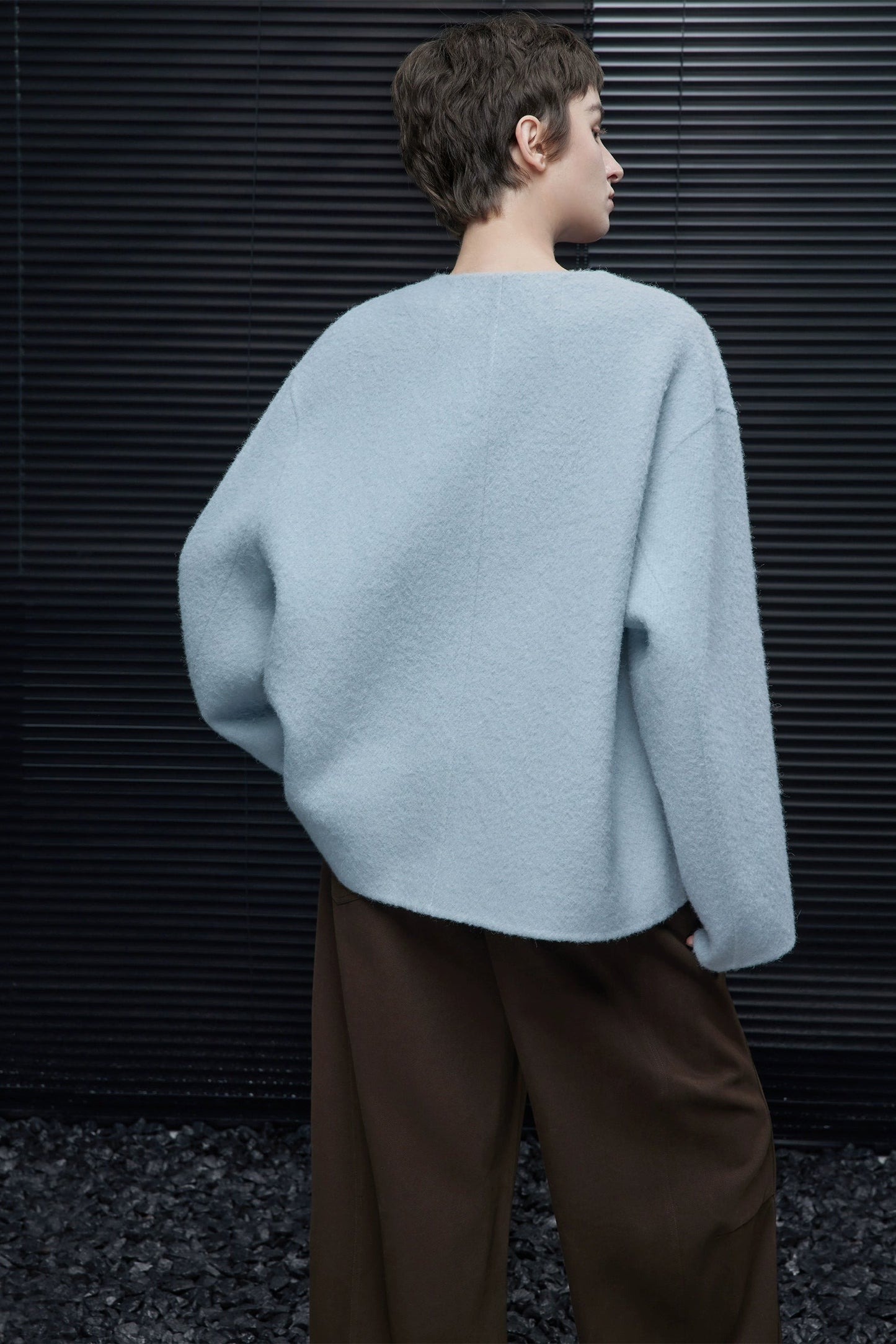 Vネックルーズウール混コート　B4549