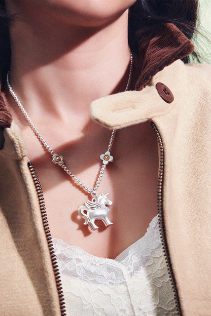 Unicorn pendant necklace B4473