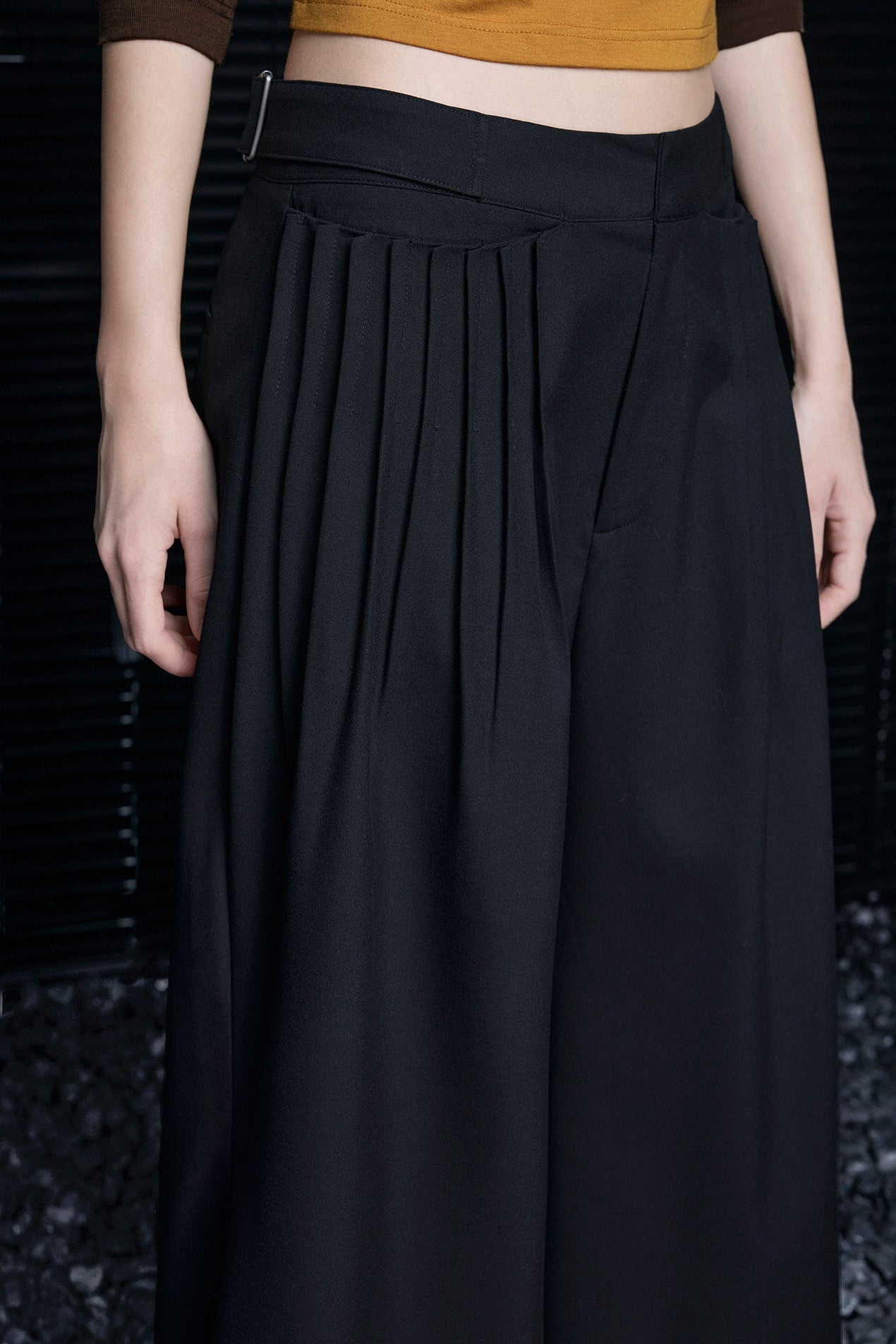 ブラックハンサムストレートワイドパンツ　B4680