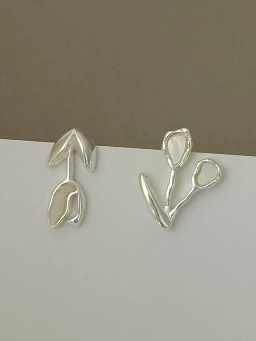 S925アシメトリーチューリップホワイトシェルスタッドピアス　B4200