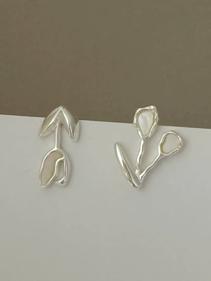 S925アシメトリーチューリップホワイトシェルスタッドピアス　B4200