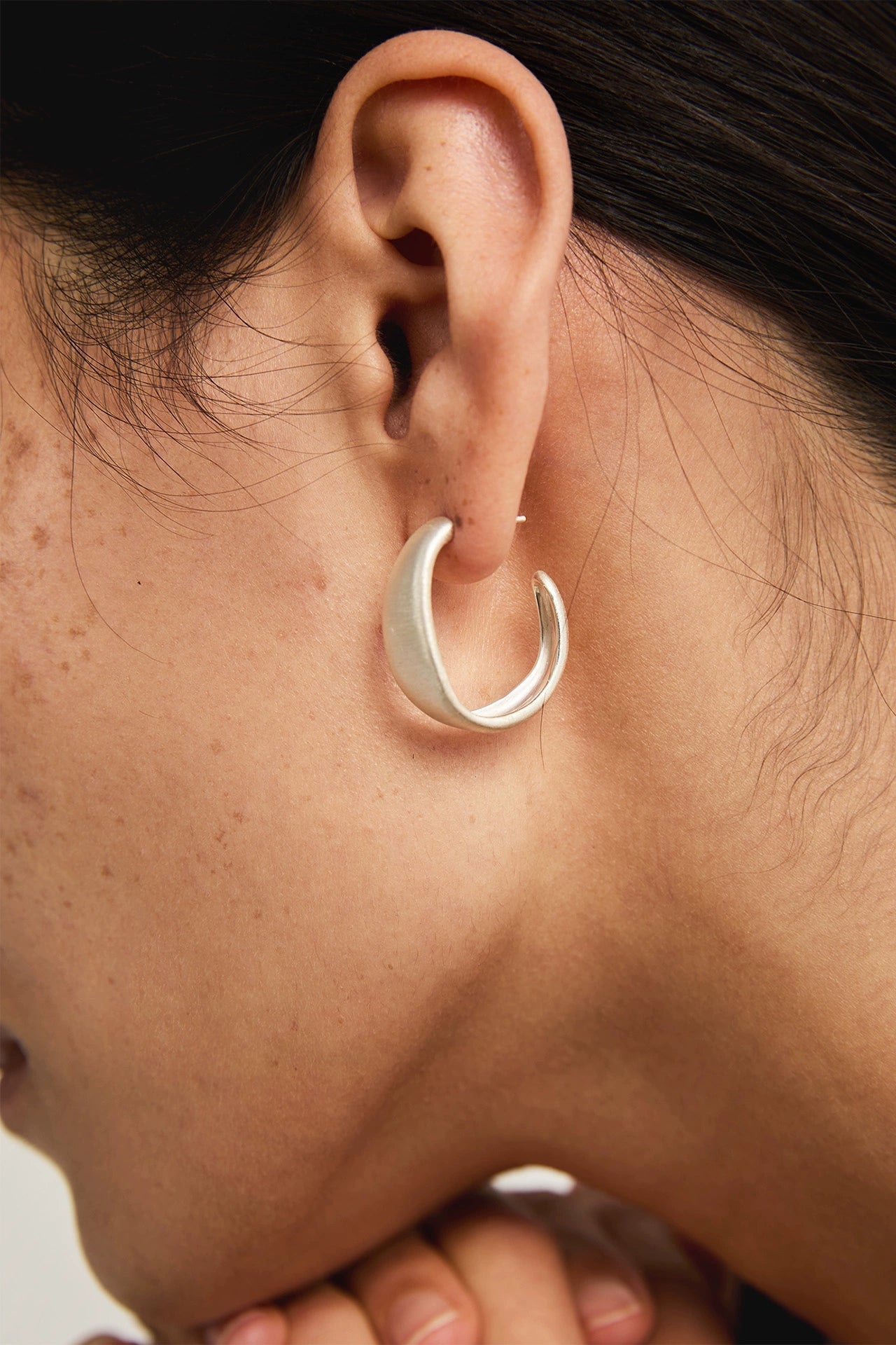 S925プレーンフープラージブラッシュドピアス　B4338