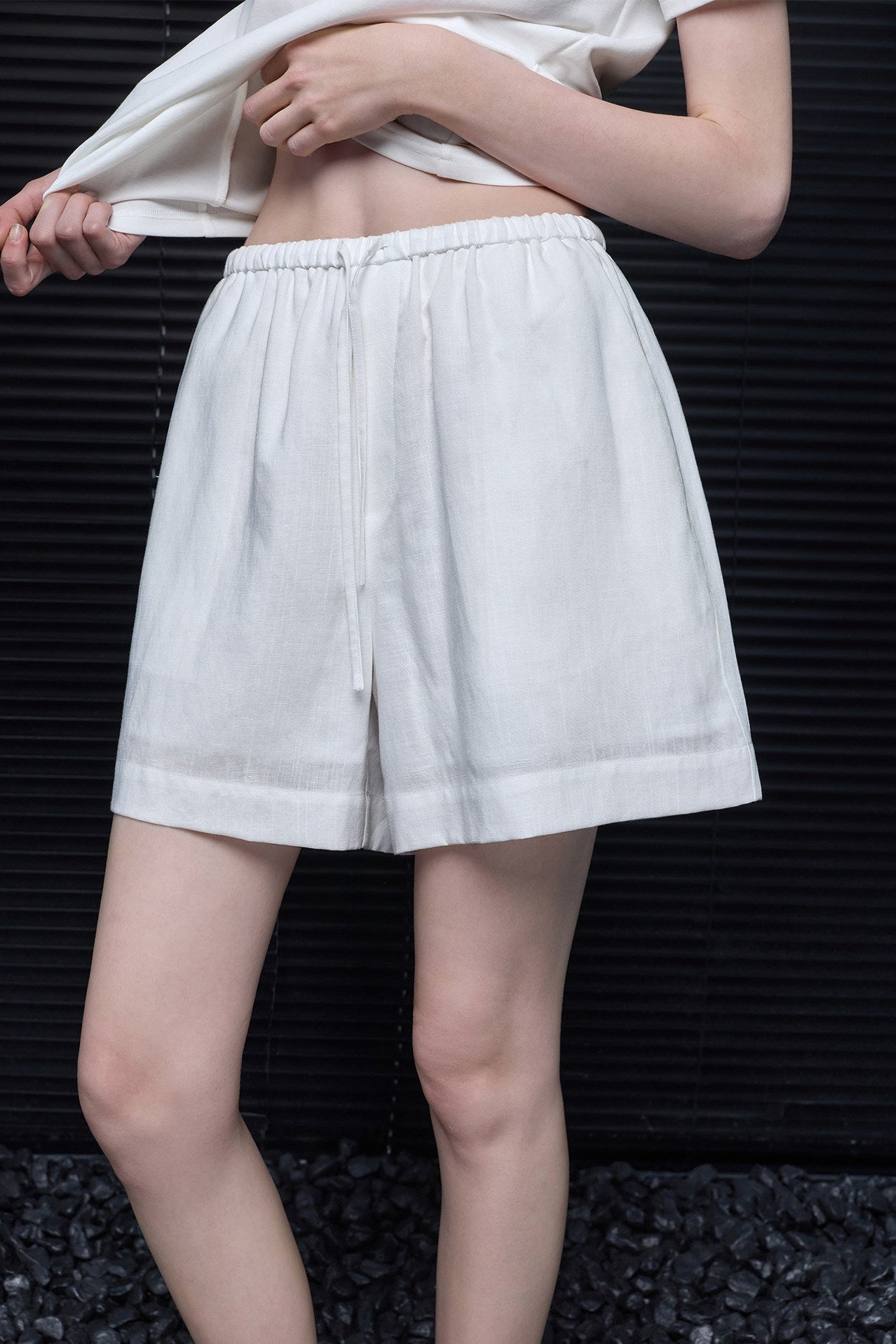 White Linen Lyocell Drawstring Shorts B4855