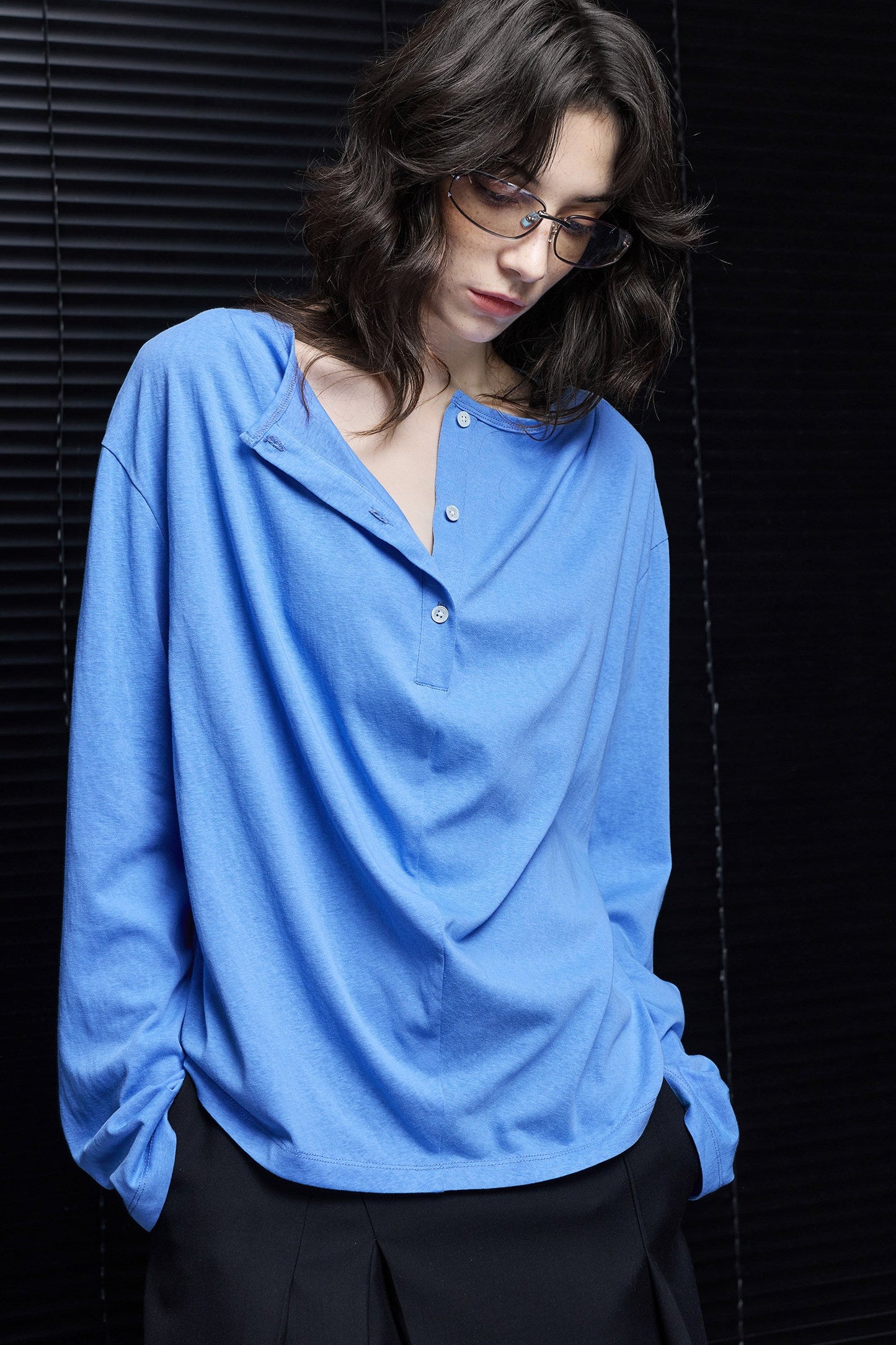 ブルー ヘンリーネックドロップショルダー長袖Tシャツ　B4935